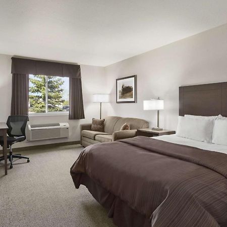 Days Inn By Wyndham Steinbach Экстерьер фото