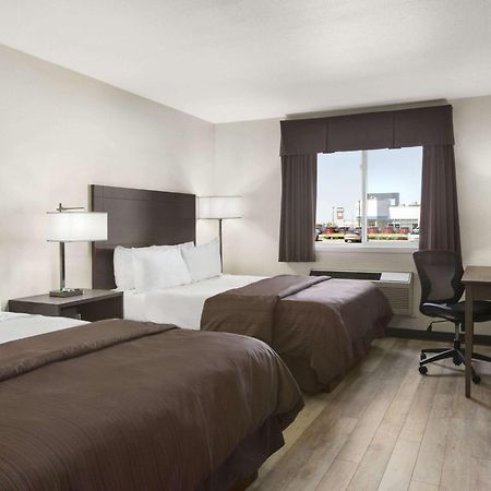 Days Inn By Wyndham Steinbach Экстерьер фото