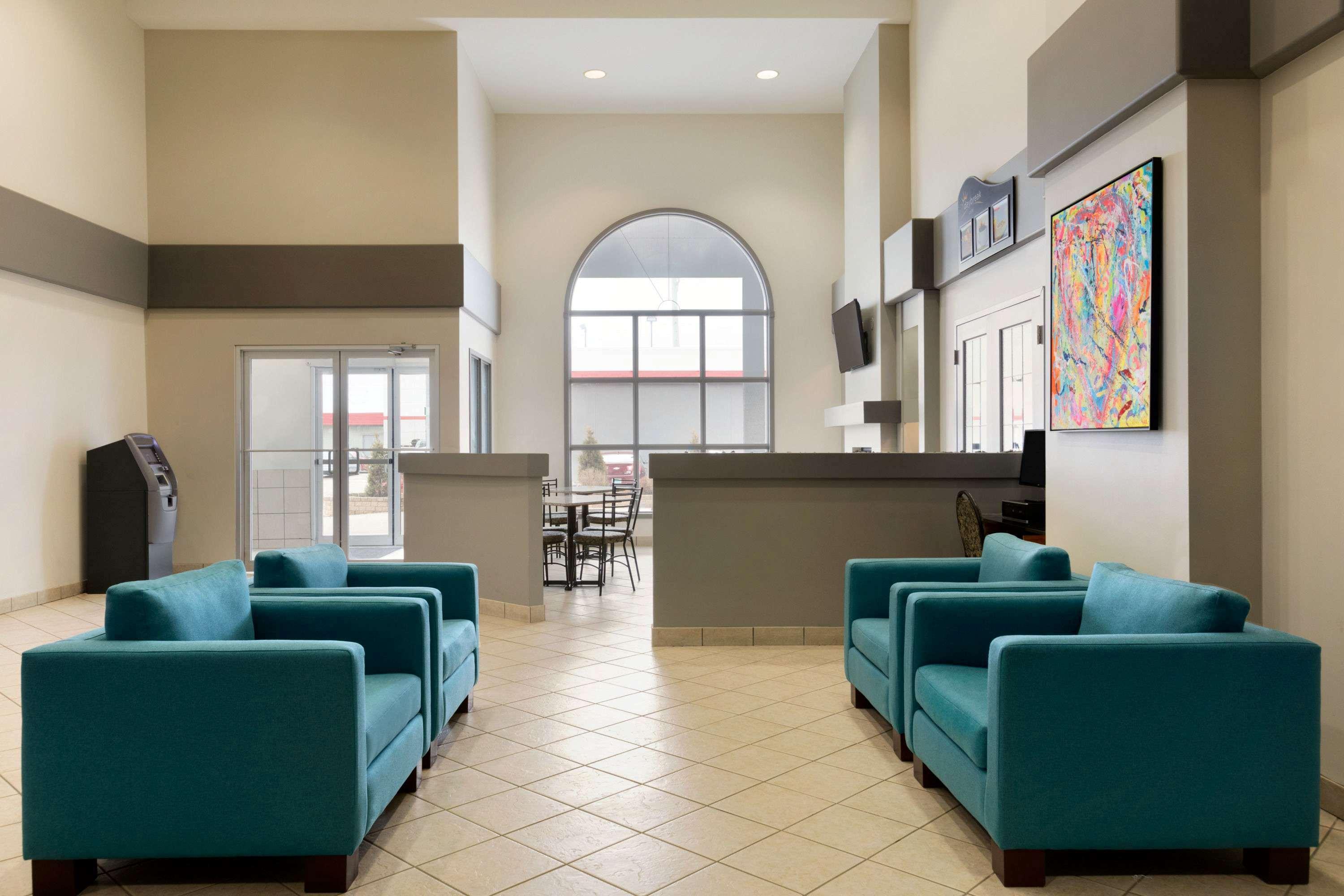 Days Inn By Wyndham Steinbach Экстерьер фото