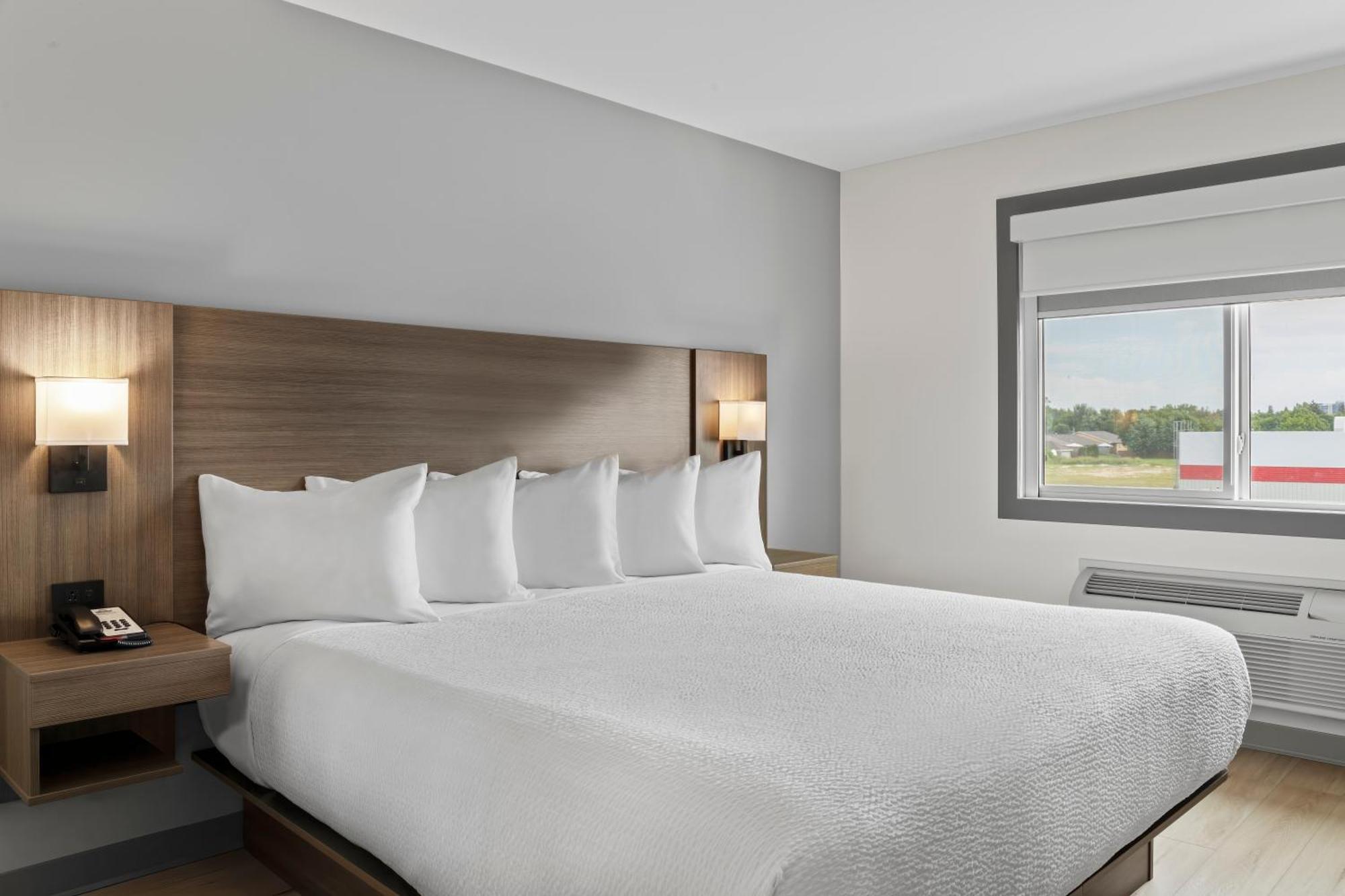 Days Inn By Wyndham Steinbach Экстерьер фото