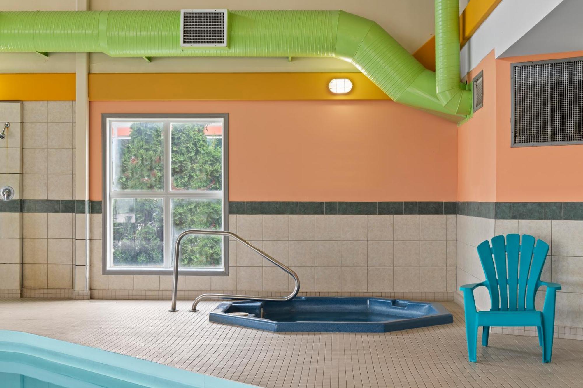 Days Inn By Wyndham Steinbach Экстерьер фото