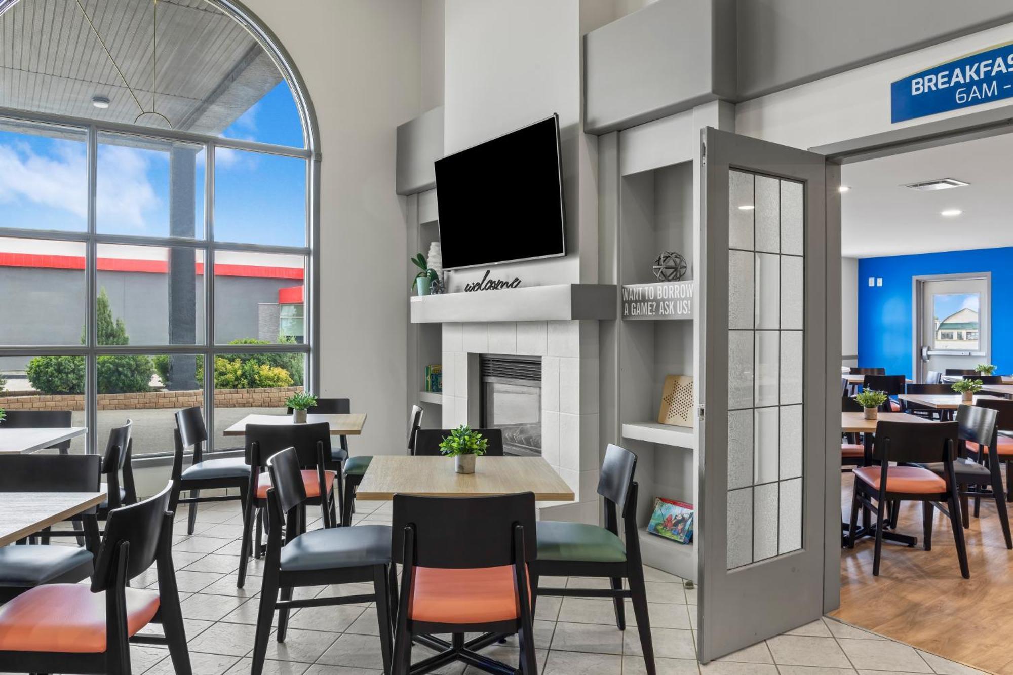 Days Inn By Wyndham Steinbach Экстерьер фото