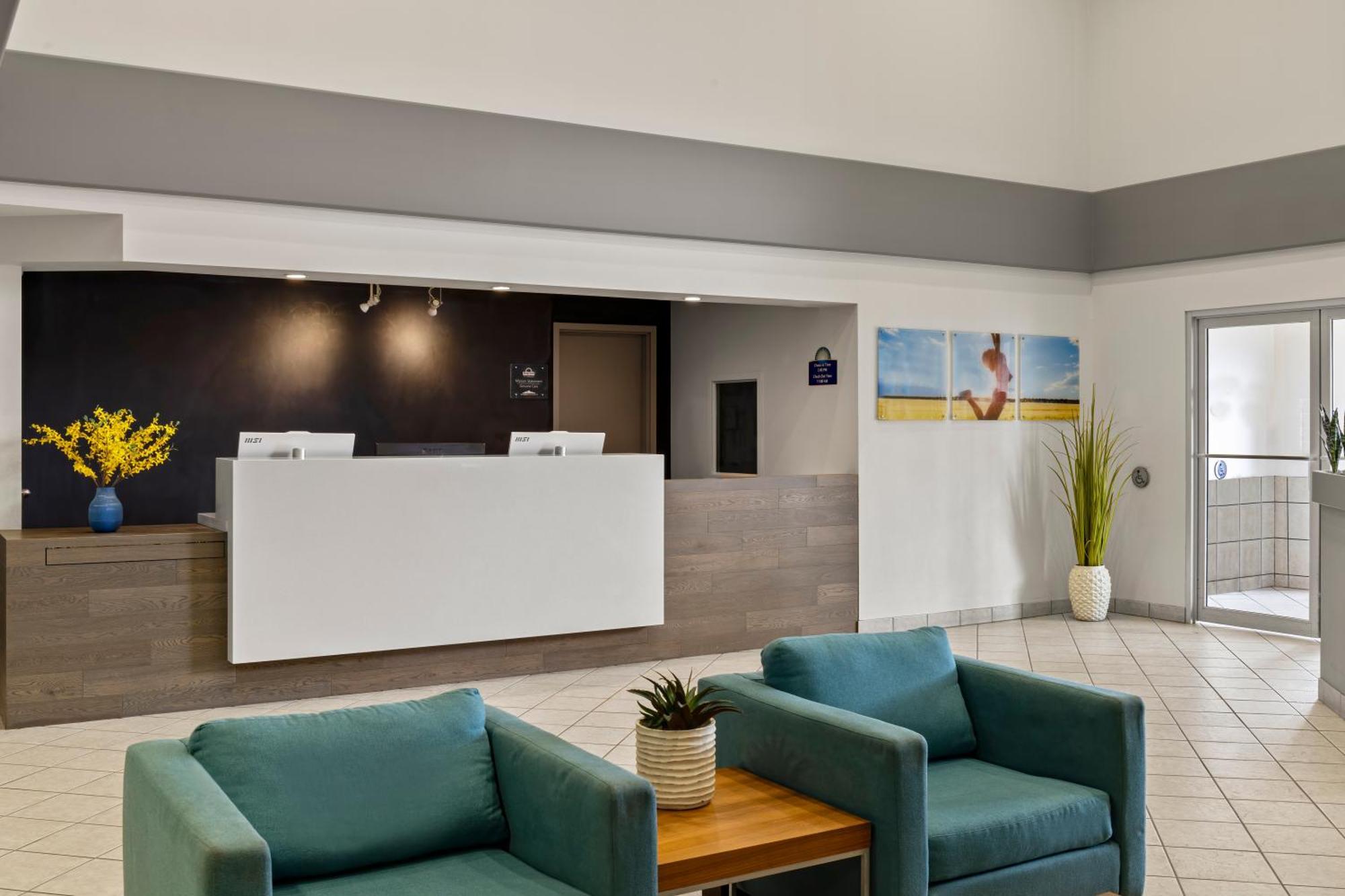 Days Inn By Wyndham Steinbach Экстерьер фото