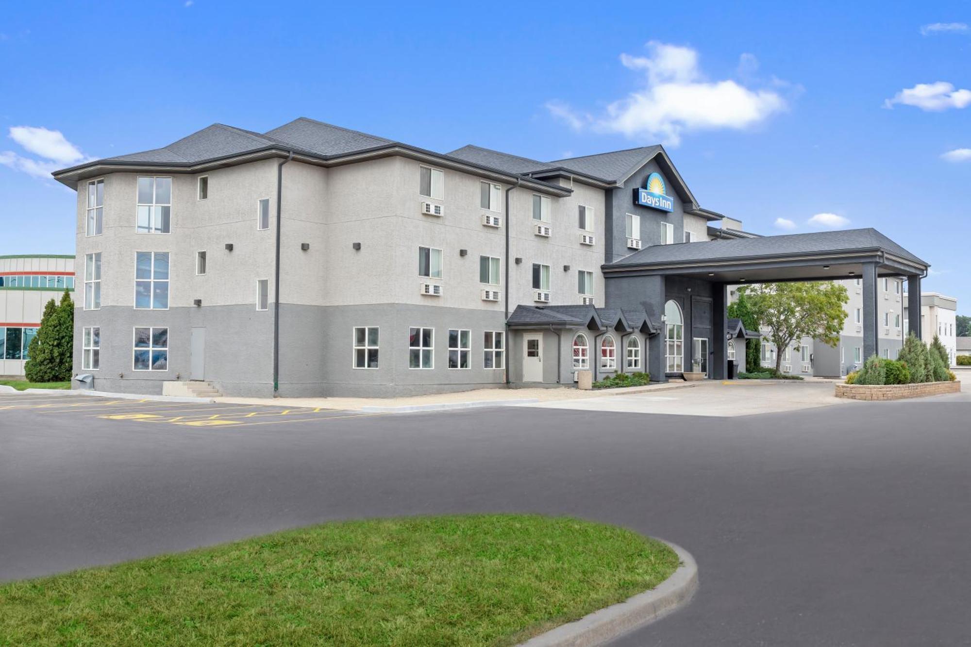 Days Inn By Wyndham Steinbach Экстерьер фото