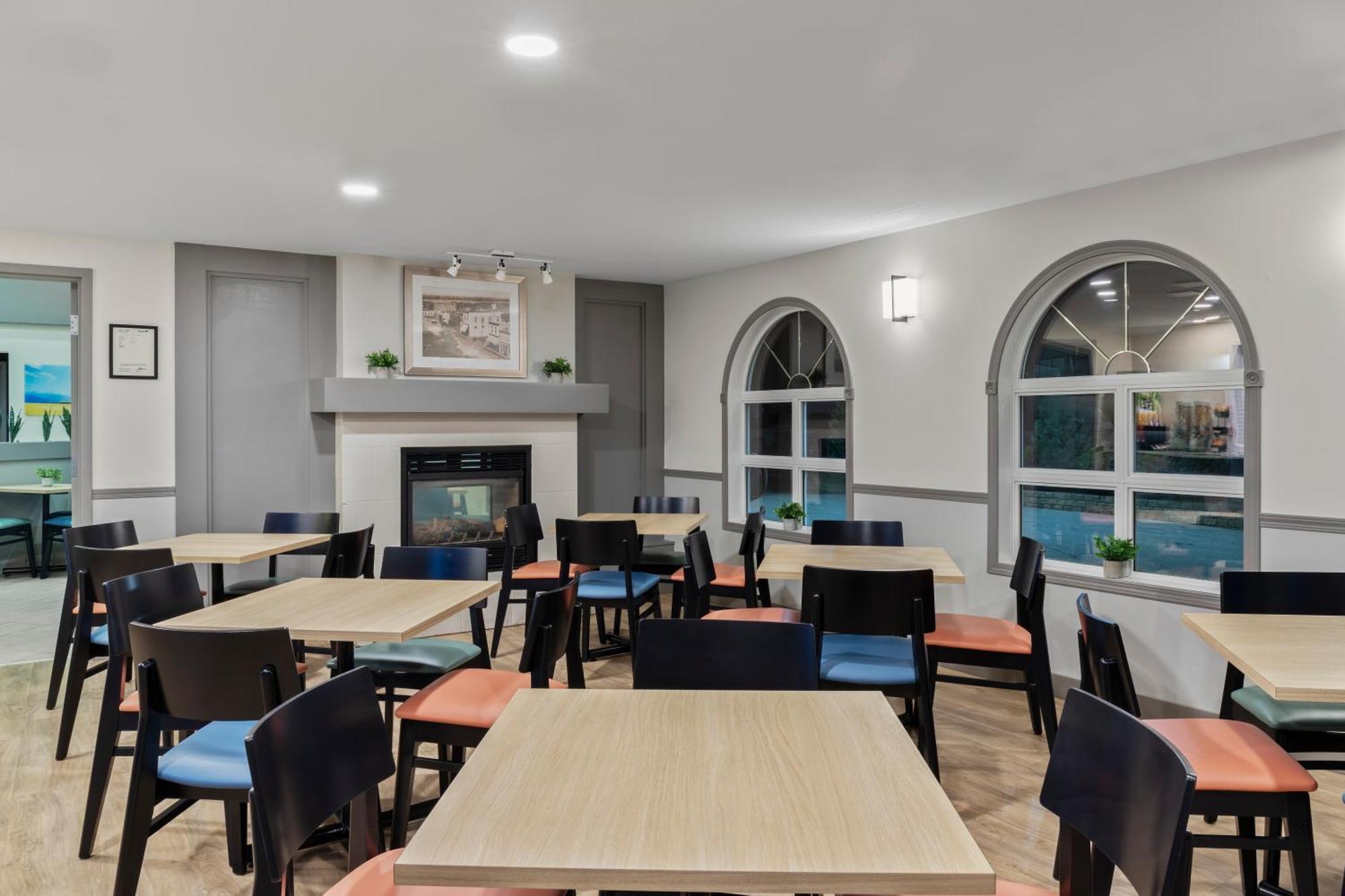 Days Inn By Wyndham Steinbach Экстерьер фото