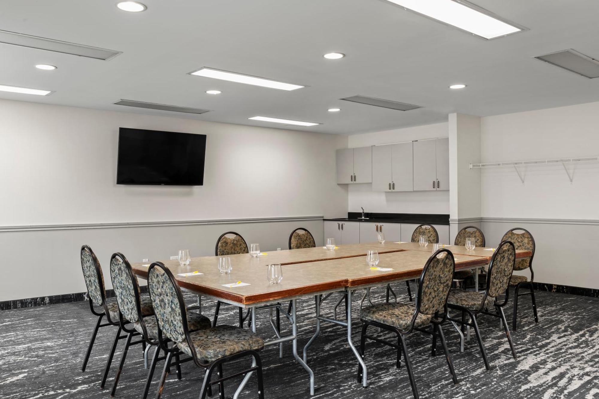 Days Inn By Wyndham Steinbach Экстерьер фото