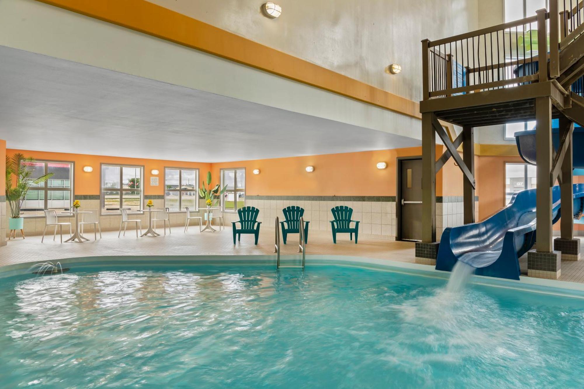 Days Inn By Wyndham Steinbach Экстерьер фото