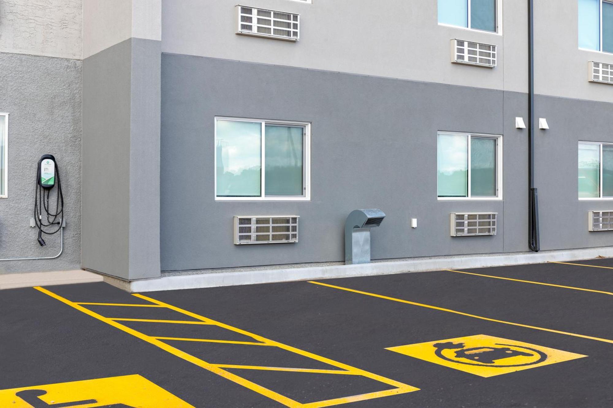 Days Inn By Wyndham Steinbach Экстерьер фото