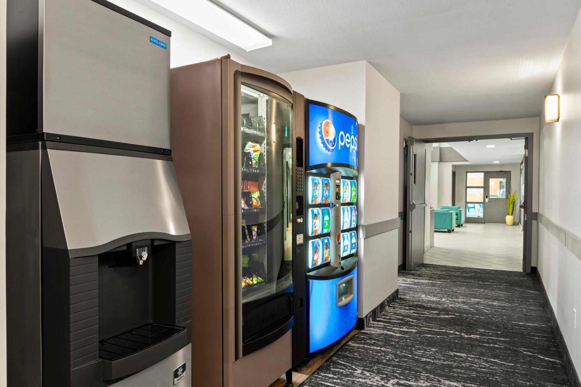 Days Inn By Wyndham Steinbach Экстерьер фото