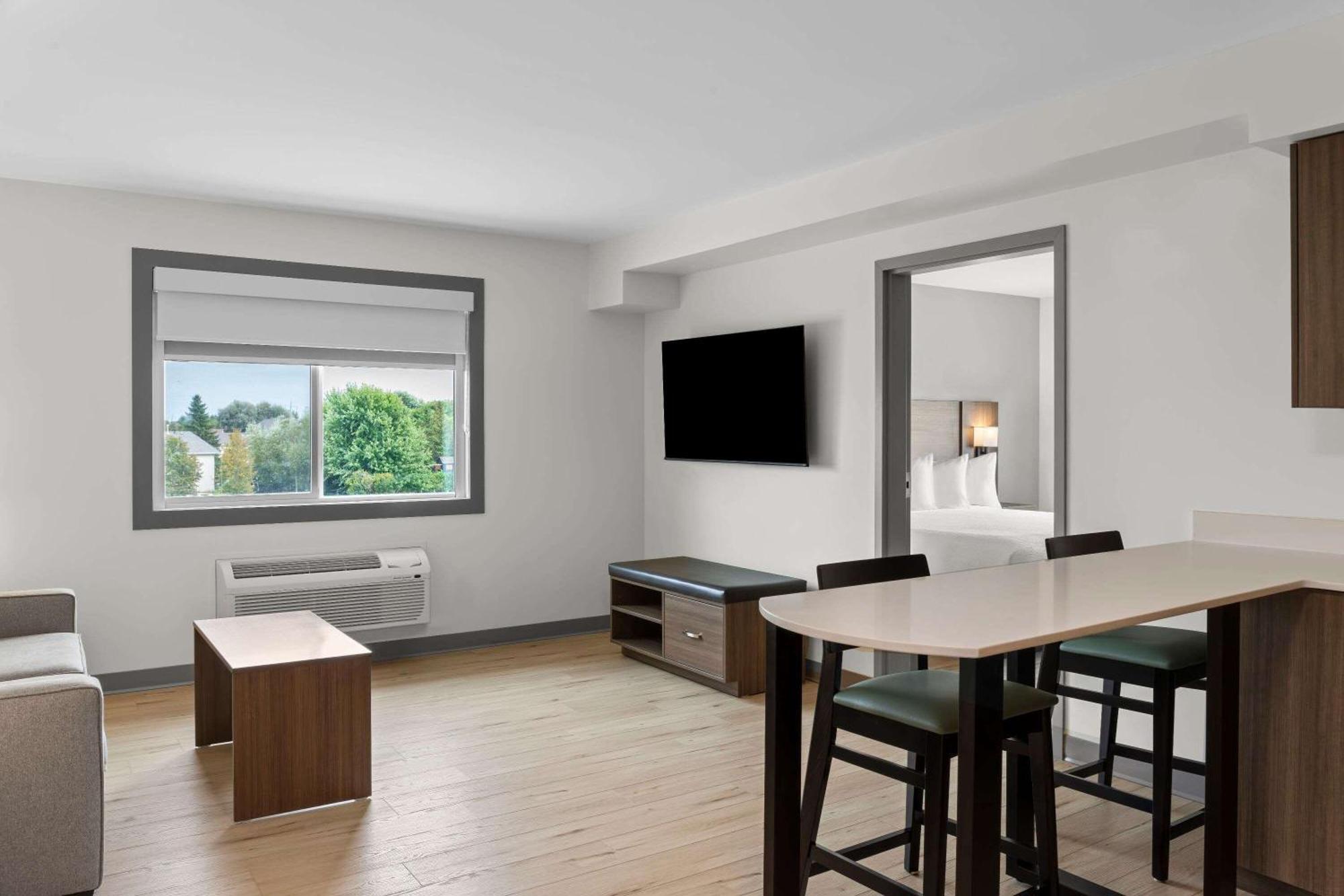 Days Inn By Wyndham Steinbach Экстерьер фото
