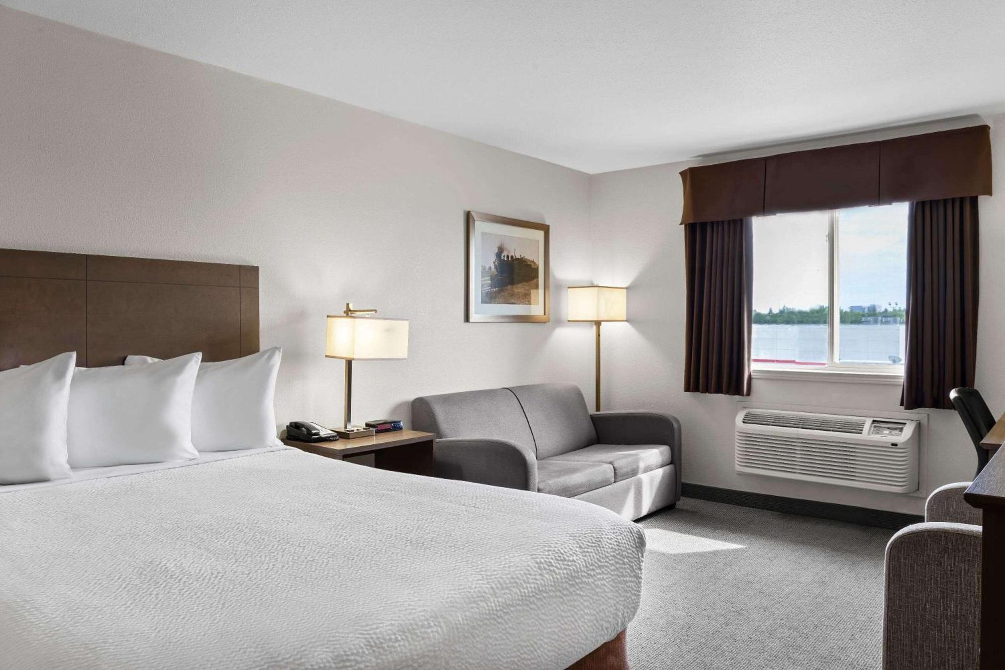 Days Inn By Wyndham Steinbach Экстерьер фото