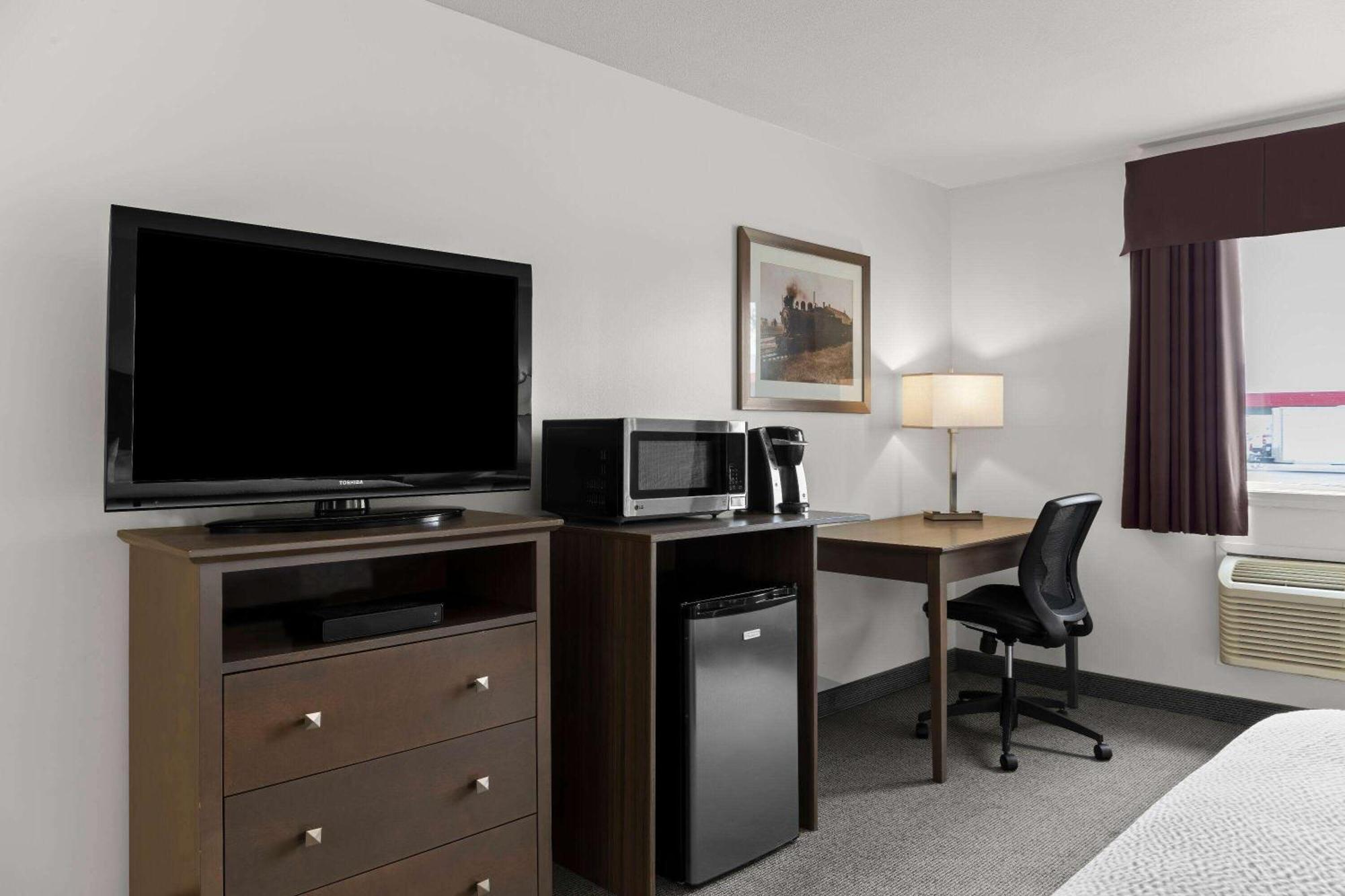 Days Inn By Wyndham Steinbach Экстерьер фото