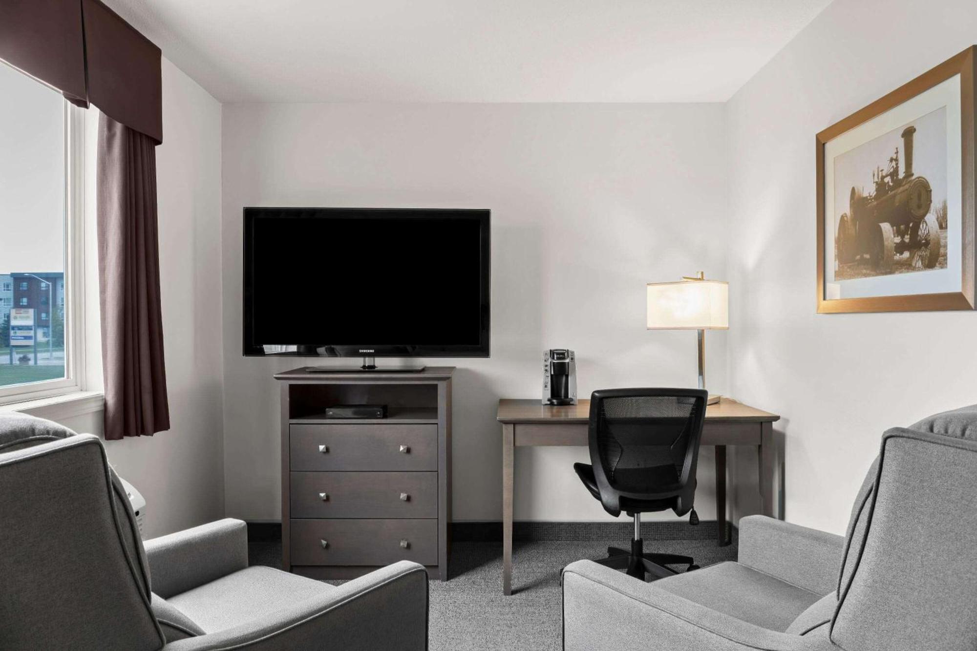 Days Inn By Wyndham Steinbach Экстерьер фото