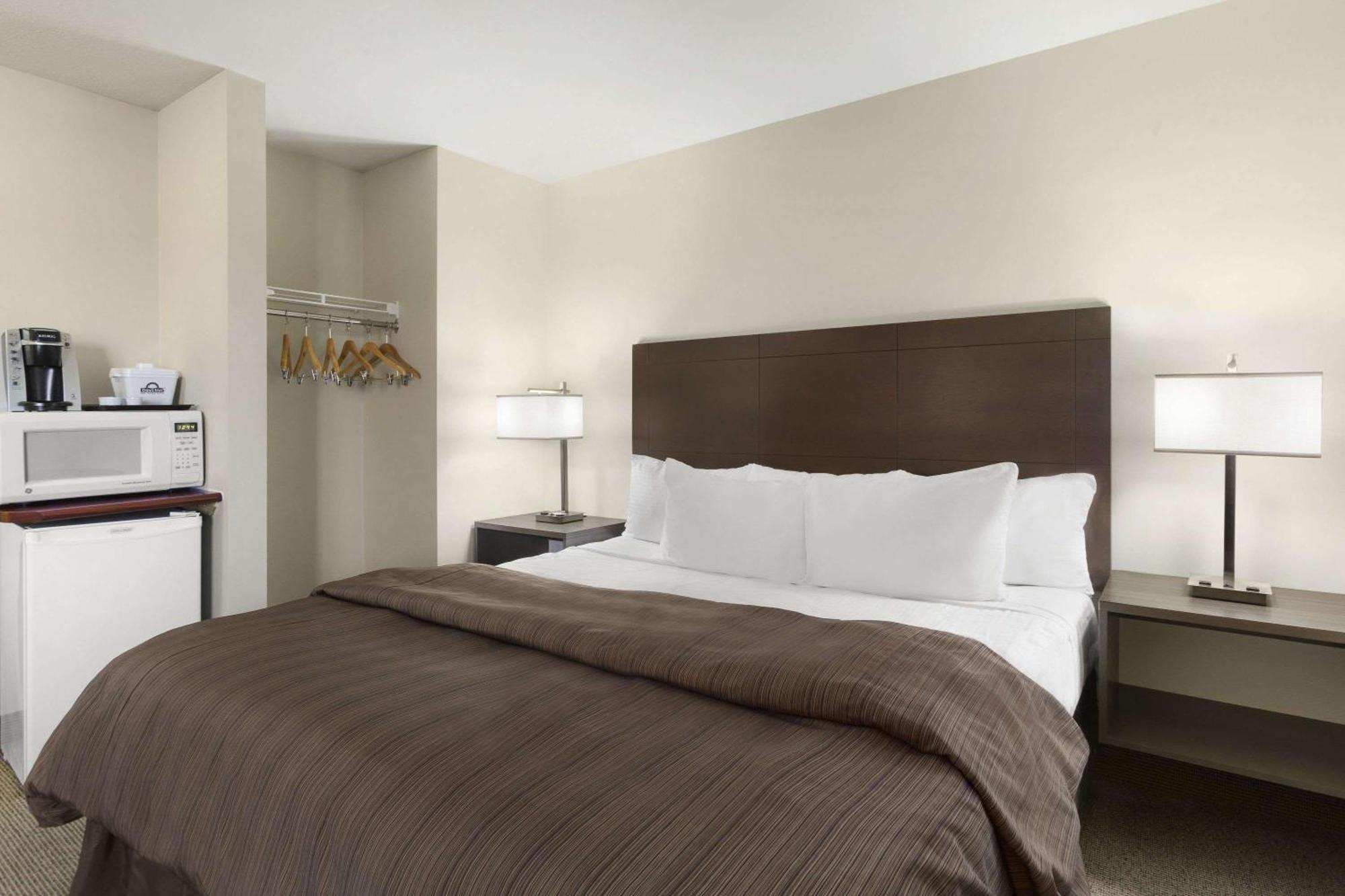 Days Inn By Wyndham Steinbach Экстерьер фото
