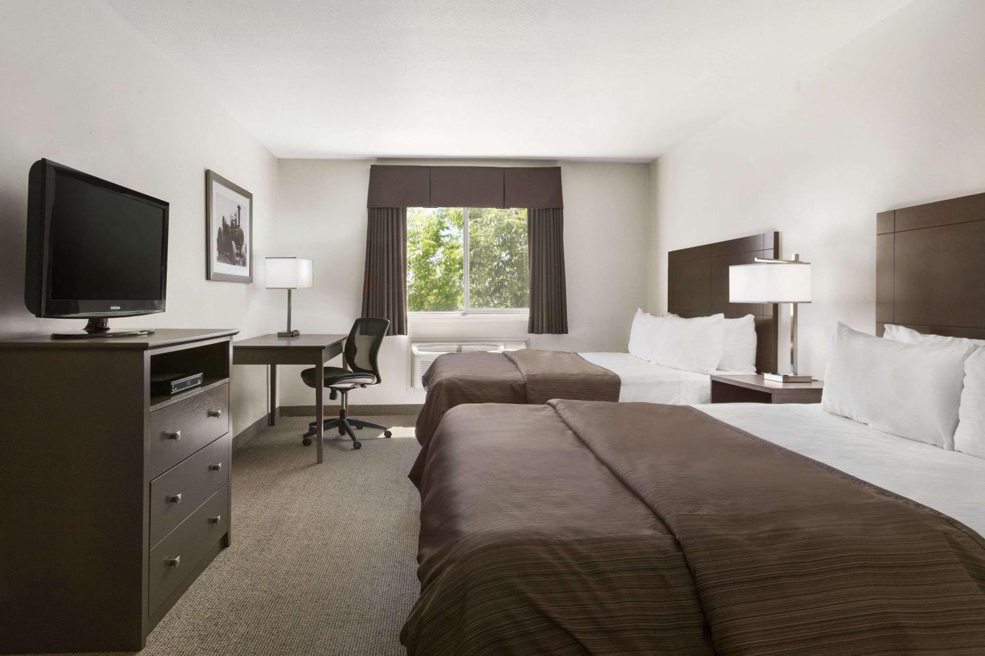 Days Inn By Wyndham Steinbach Экстерьер фото