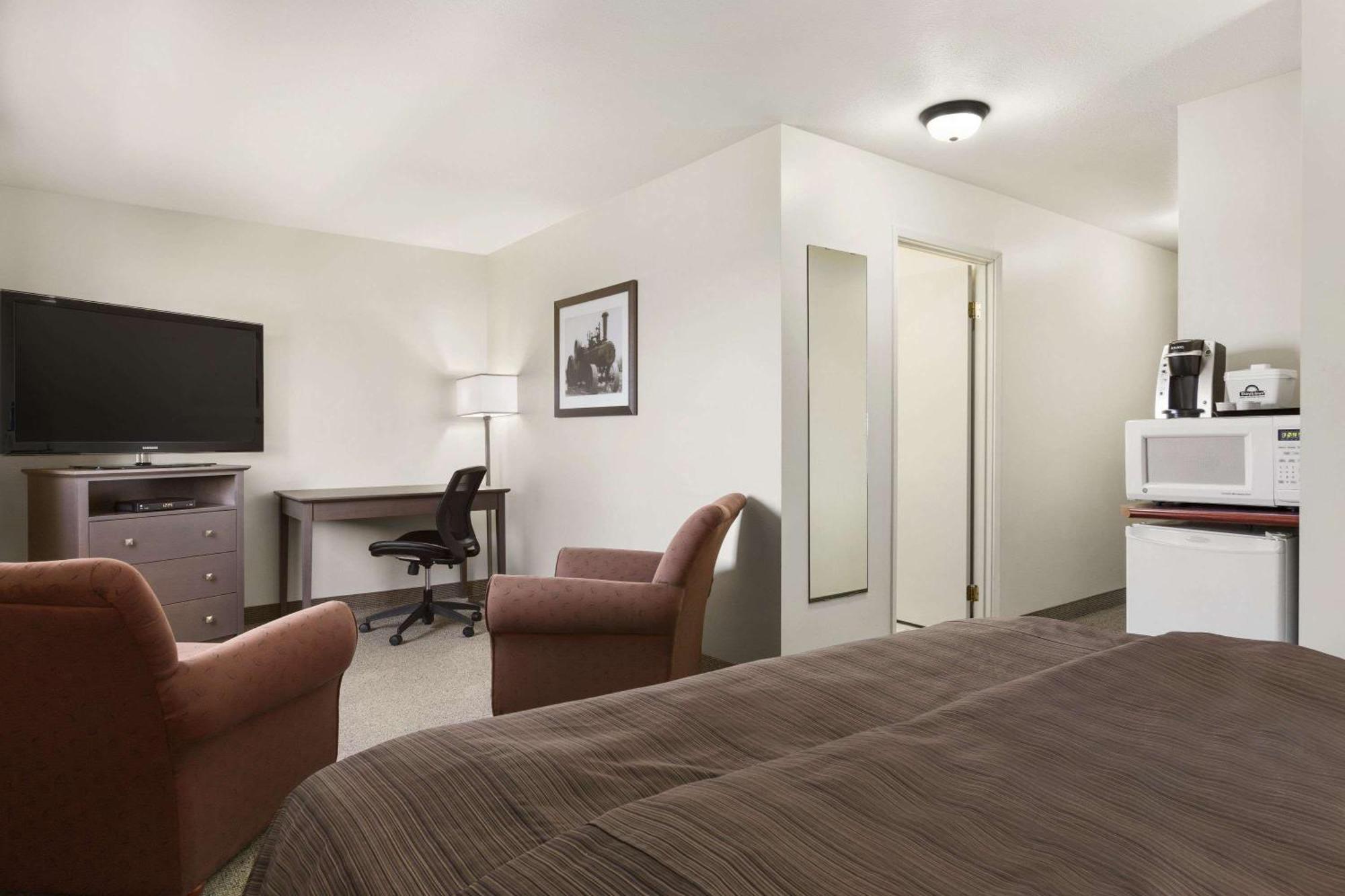 Days Inn By Wyndham Steinbach Экстерьер фото