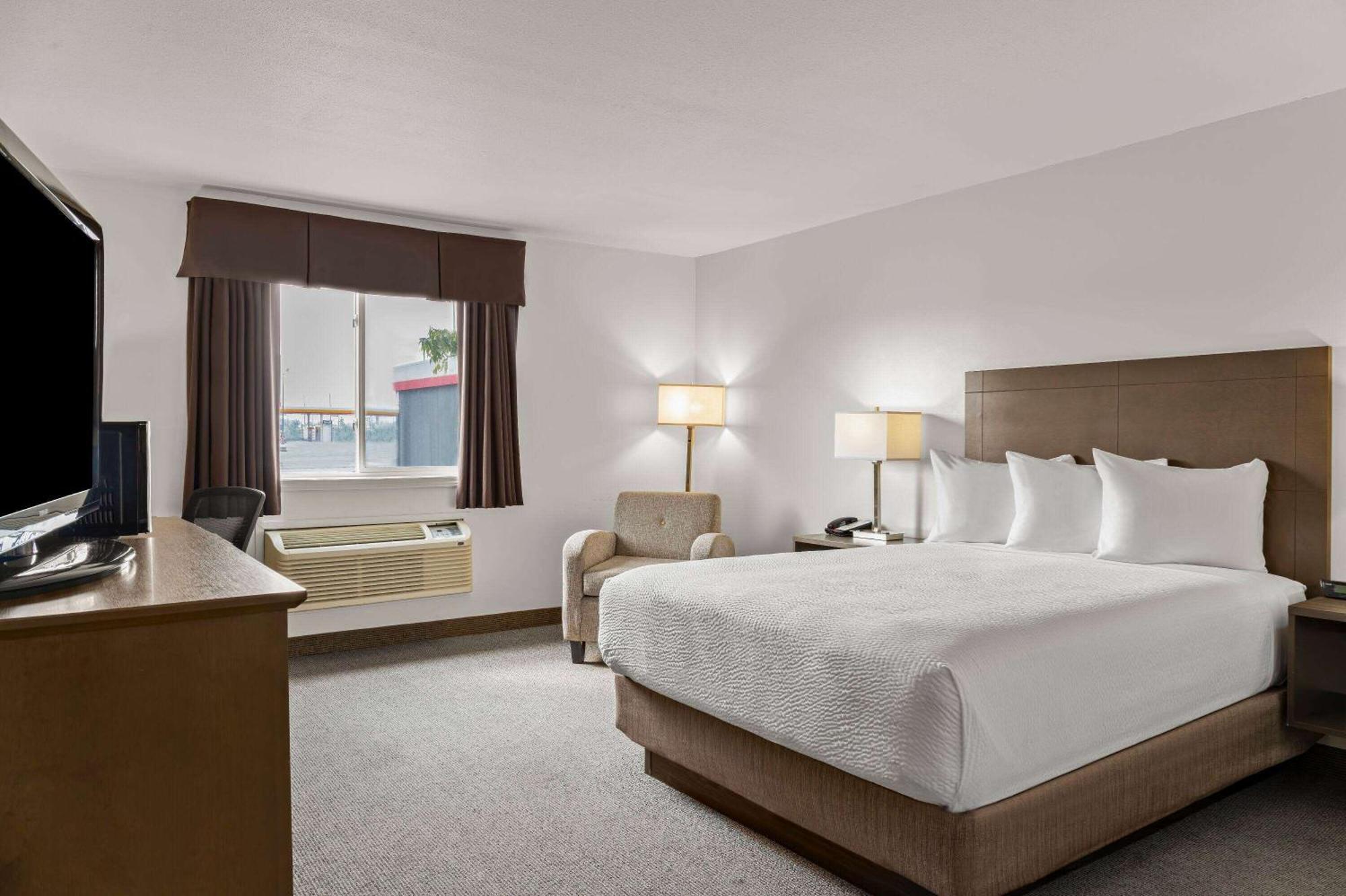 Days Inn By Wyndham Steinbach Экстерьер фото