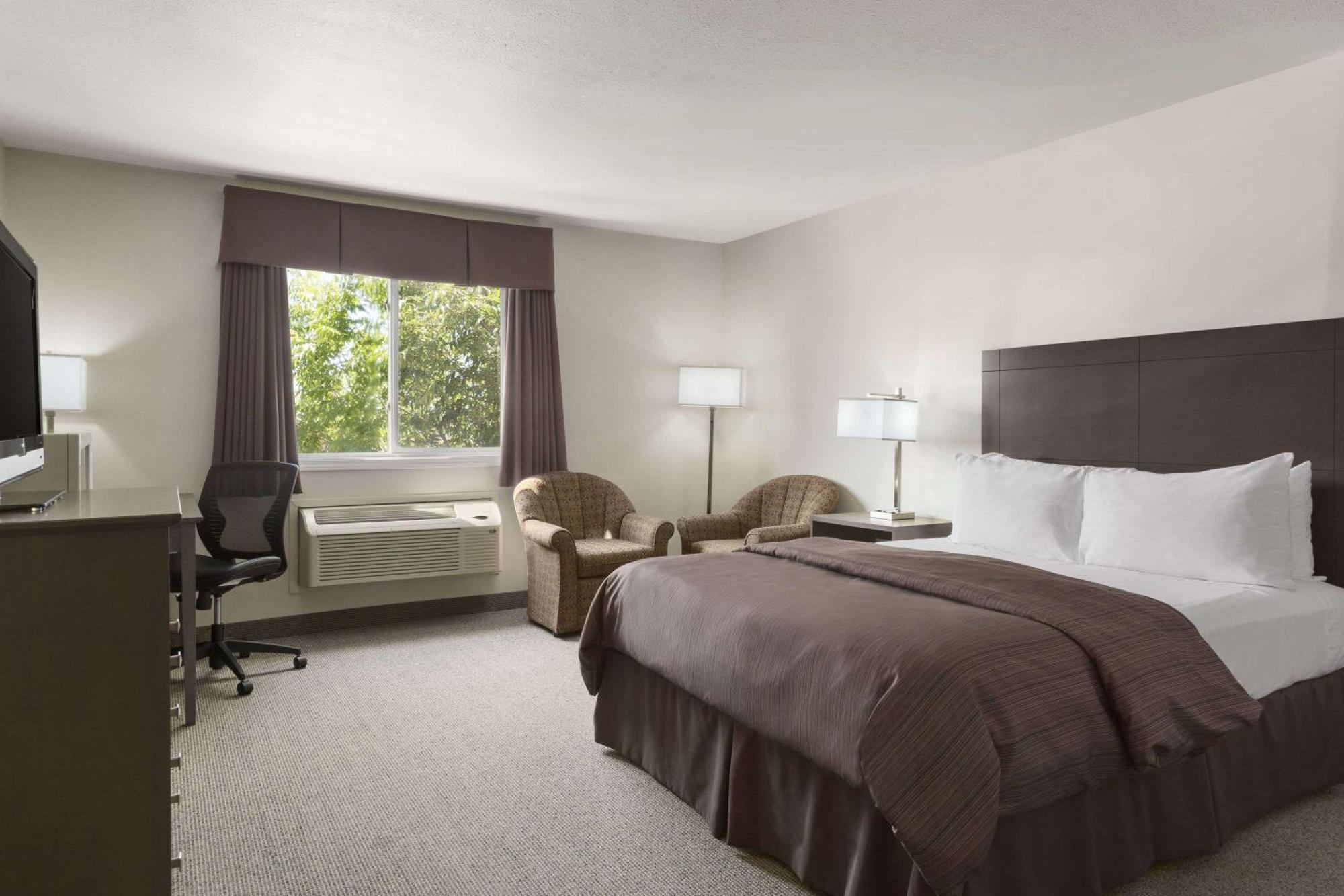 Days Inn By Wyndham Steinbach Экстерьер фото