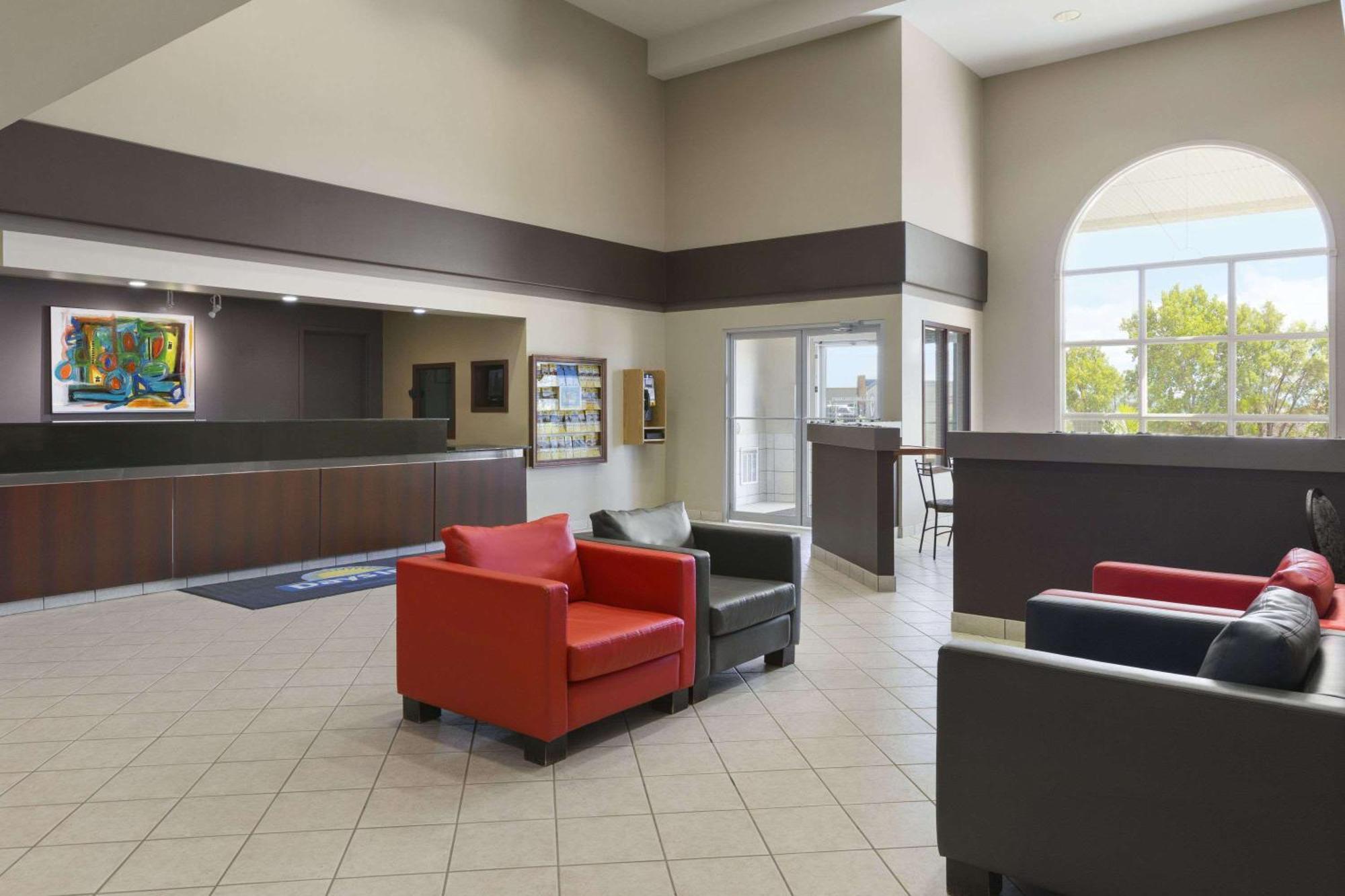 Days Inn By Wyndham Steinbach Экстерьер фото
